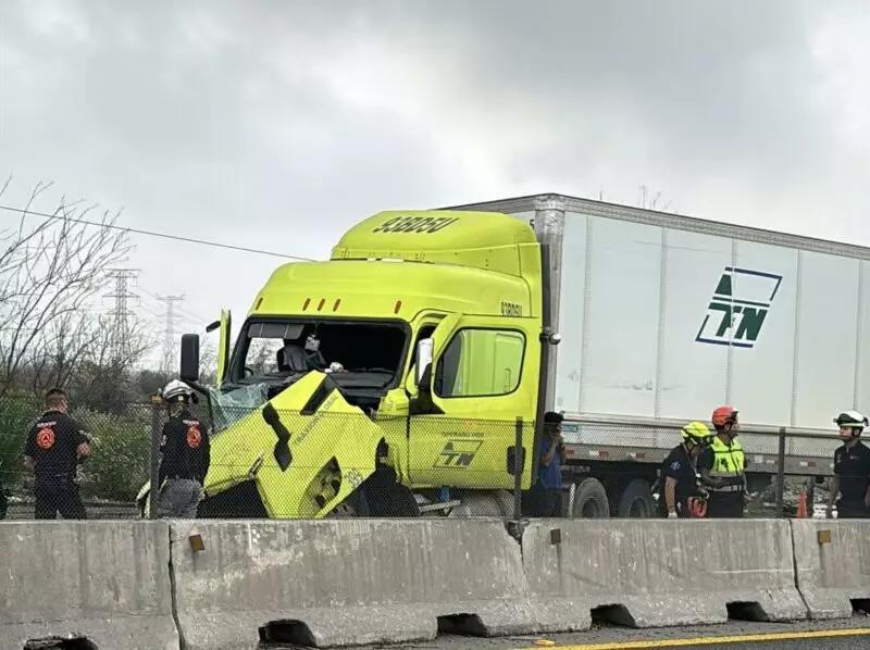 Muere copiloto tras choque de tráiler contra pipa en el Libramiento
