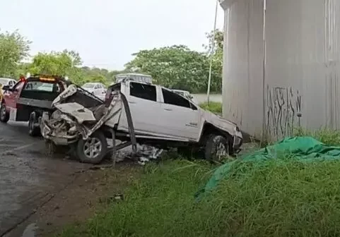 Se salva chofer de morir aplastado al volcar camioneta