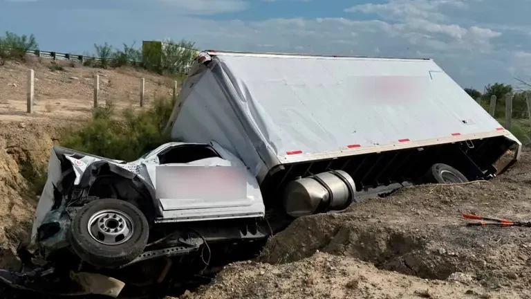 Joven queda sin vida en choque de camionetas en Nuevo Laredo