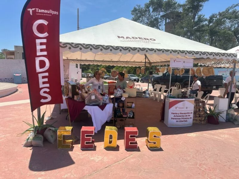 Instala CEDES Altamira punto de venta de artesanías en Playa Miramar