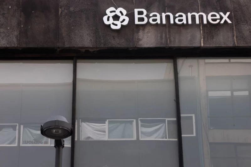 Banamex restablece operación de sus servicios bancarios