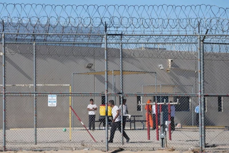 Juez ordena a gobierno de Trump detener arrestos de migrantes en California