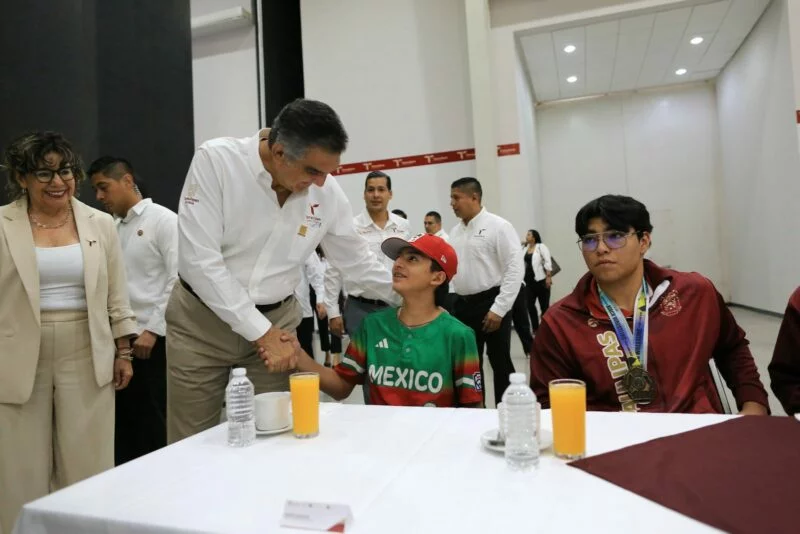 Américo reconoce a deportistas y jóvenes tamaulipecos