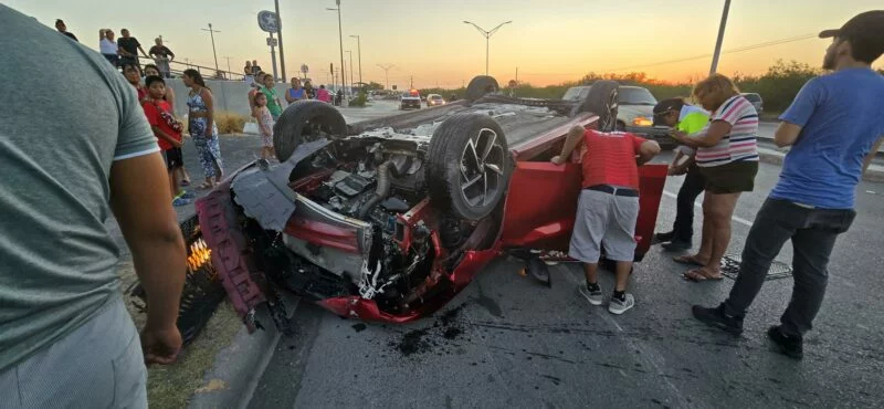 Mujer se salva de morir aplastada al volcar su automóvil