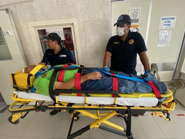 Hombre se lesiona al caer de una escalera