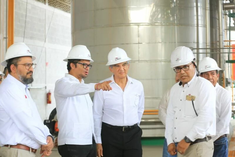 Recorre gobernador Américo Villarreal planta que transforma plásticos en combustibles en Altamira