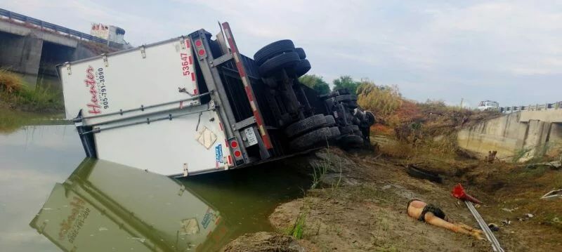 Choque entre dos tractocamiones deja una persona sin vida