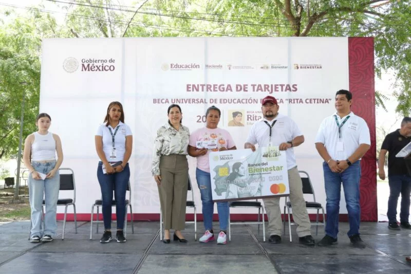 Entrega Patty Chío tarjetas para cobro de becas del bienestar