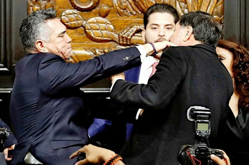 Exigen desafuero de ‘Alito’ tras agresión en el Senado