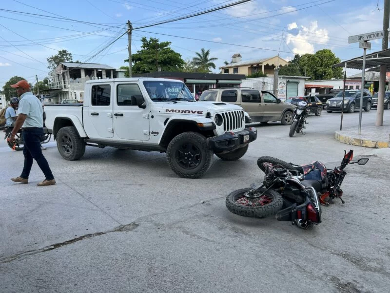 Motociclista se salva tras accidente vial frente al panteón municipal