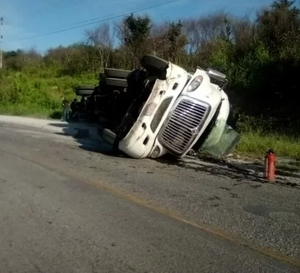 Operador de tráiler se salva de morir aplastado