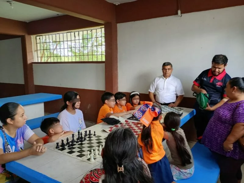 Practican adolescentes en externamiento ajedrez y boxeo