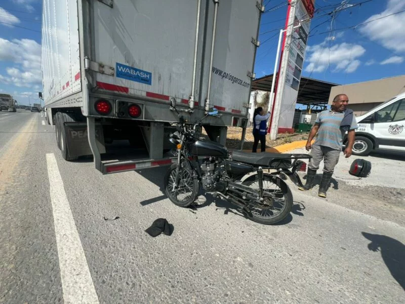 Joven motociclista se ensarta contra un tráiler estacionado