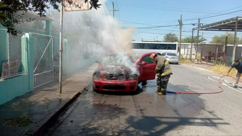 Cortocircuito provoca incendio de un automovil