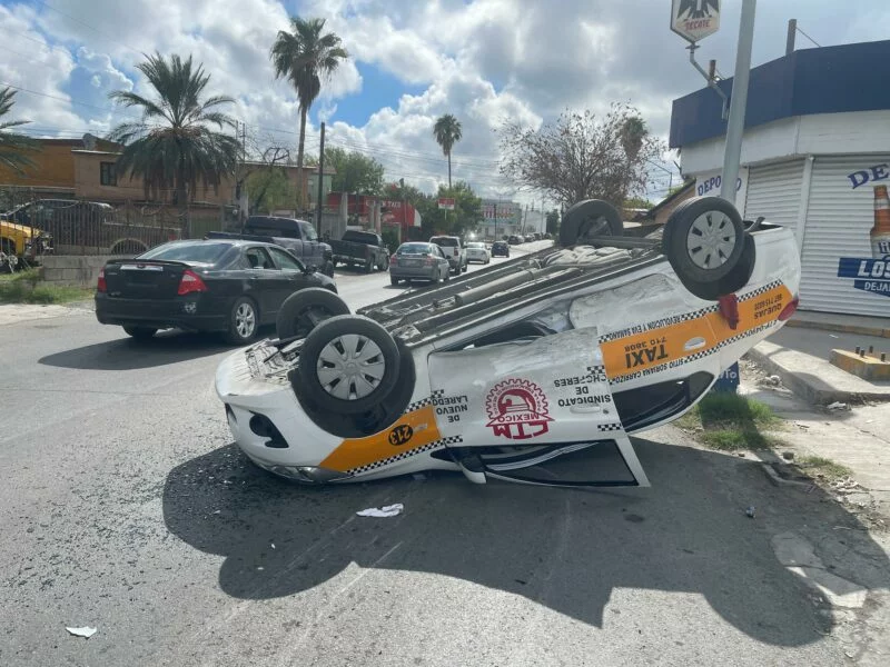 Volcadura de taxi deja cuatro personas lesionadas