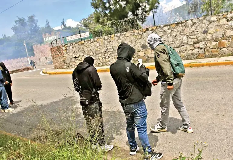 Normalistas tunden sede militar en Chilpancingo