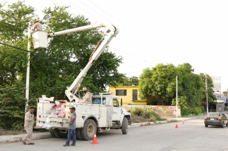Ilumina Patty Chío acceso a la Arbustos y Fovissste 1 y 2