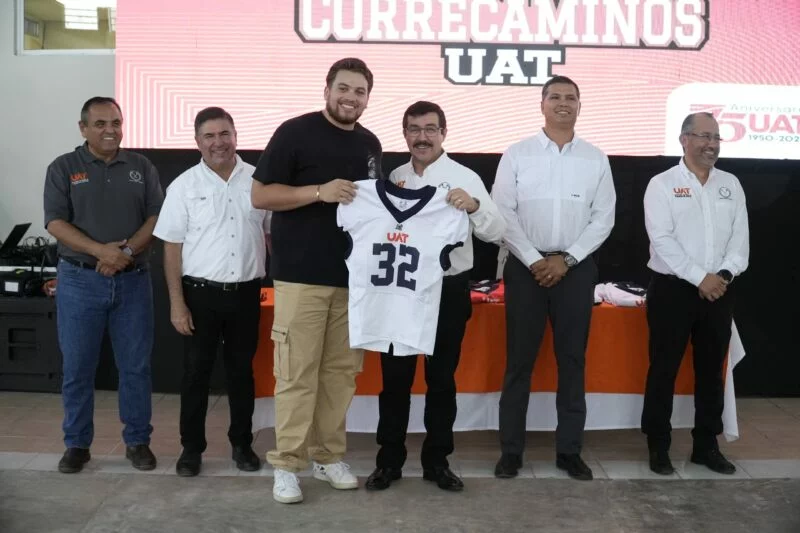 Entrega rector uniformes a Correcaminos UAT de la Liga Mayor ONEFA