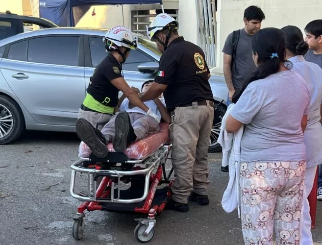 Dos hermanos lesionados en choque entre motocicleta y automóvil en El Mante