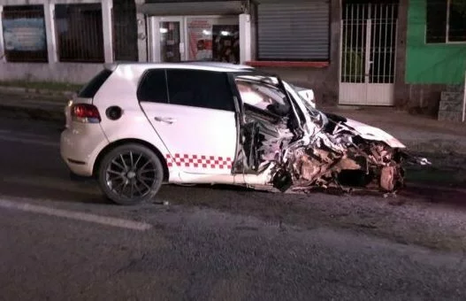 Conductor choca contra poste y destroza su automóvil