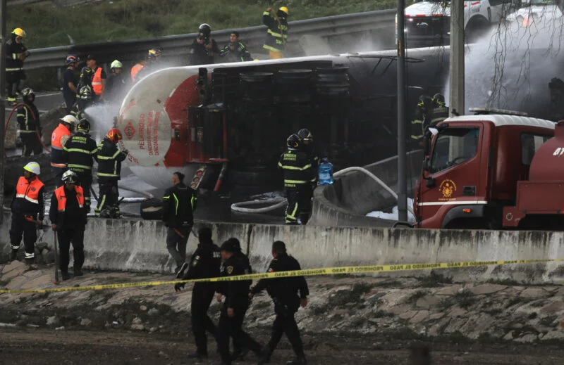 Suman cuatro muertos y 90 heridos por explosión de pipa en el puente de La Concordia