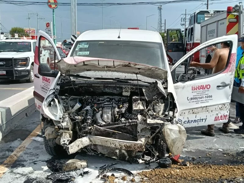 Joven destroza camioneta en fuerte choque en Nuevo Laredo