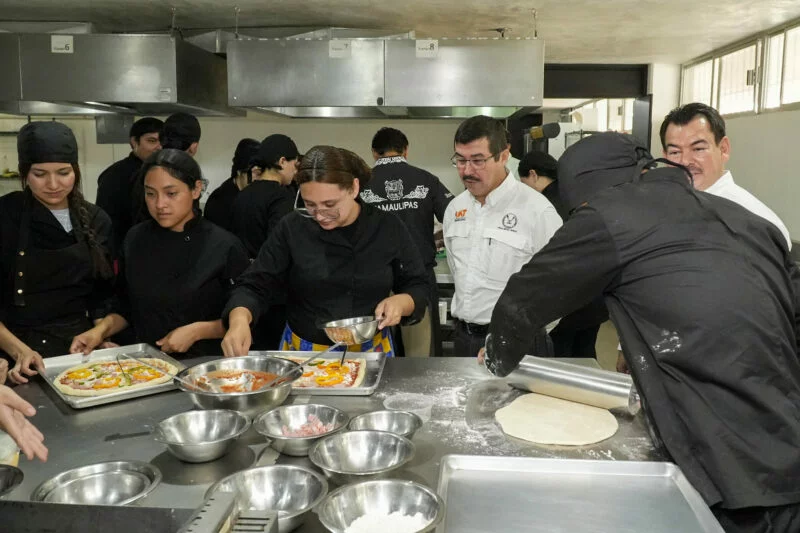 Comparte el rector logros y proyectos con estudiantes de la Facultad de Derecho Victoria