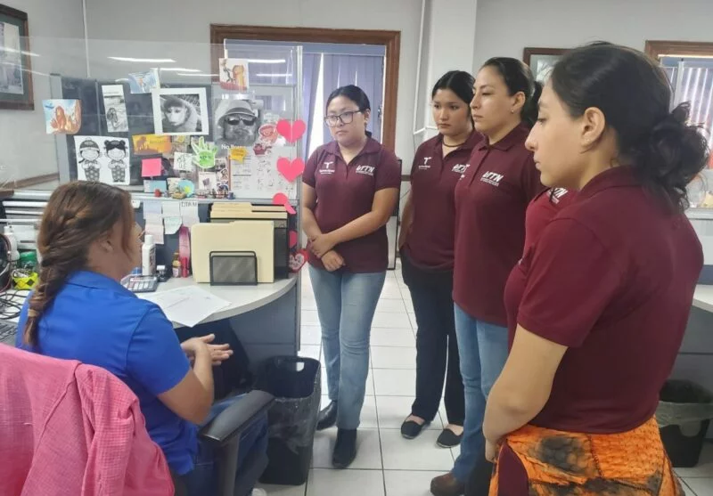Visitan estudiantes de la UTTN agencia aduanal UNIMEX