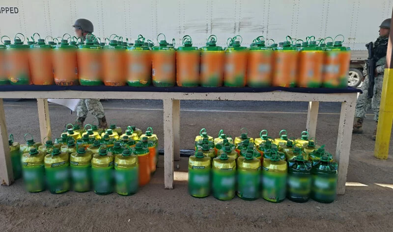 Decomisan mil 67 litros de metanfetamina oculta en bidones de limpiador en Sonora