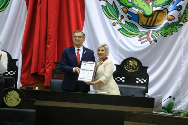 Entrega gobernador Medalla al Mérito «Luis García de Arellano» a Cecilia Imelda Lugo Cruz