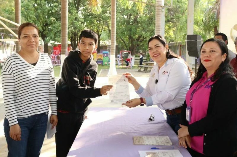 Entrega Patty Chío becas inclusión