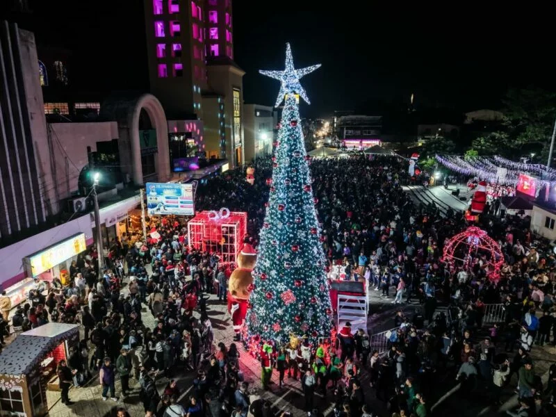 Encienden Patty Chío y familias Fiesta de Navidad en El Mante