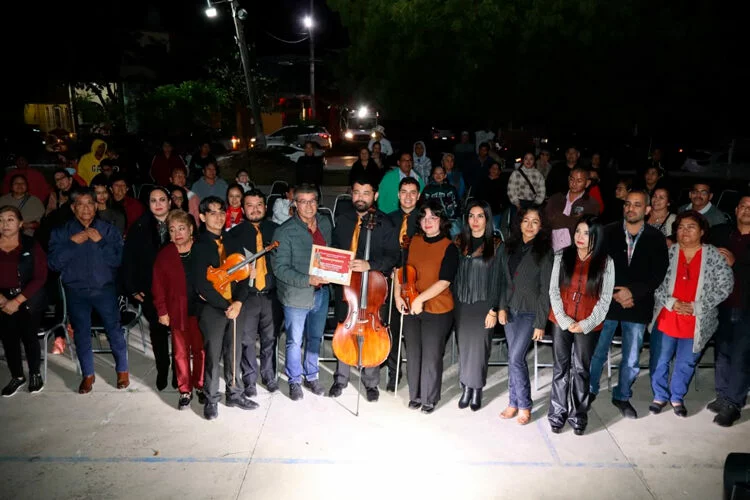 Familias de la Col. Arbustos disfrutan del espectáculo navideño: “De lo clásico a lo nuestro”