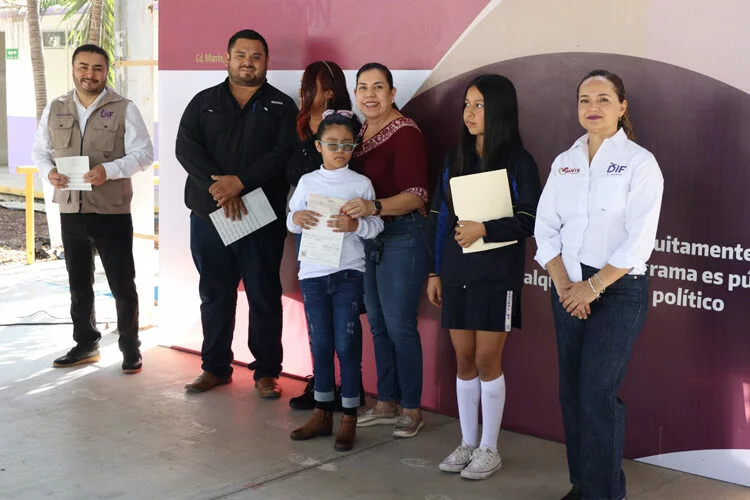Entrega Patty Chío becas PANNARTI del DIF Tamaulipas