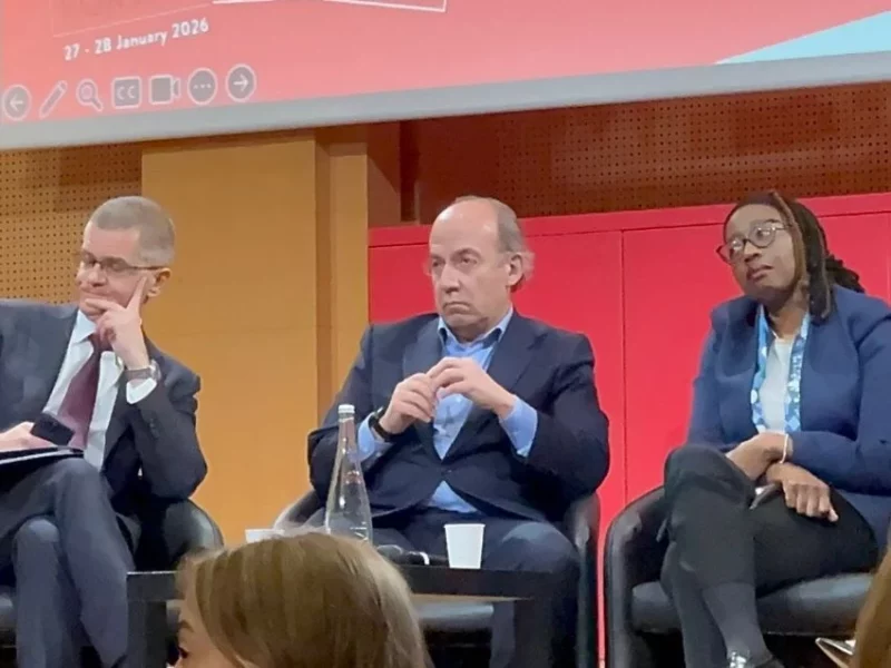 “¡Asesino, lárgate!”, gritan estudiantes a Calderón en la Sciences Po, de París
