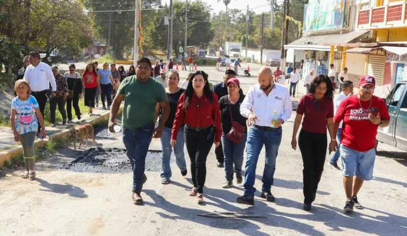 Patty Chío encabeza jornada de bacheo en el Poblado El Limón