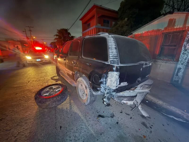 Sujeto alcoholizado choca contra cuatro vehiculos y atropella a una persona