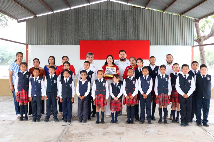 Fortalece Patty Chío apoyos educativos para escuelas rurales