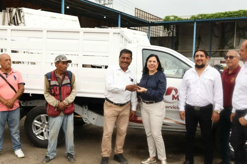 Fortalece Patty Chío equipo para los servicios públicos