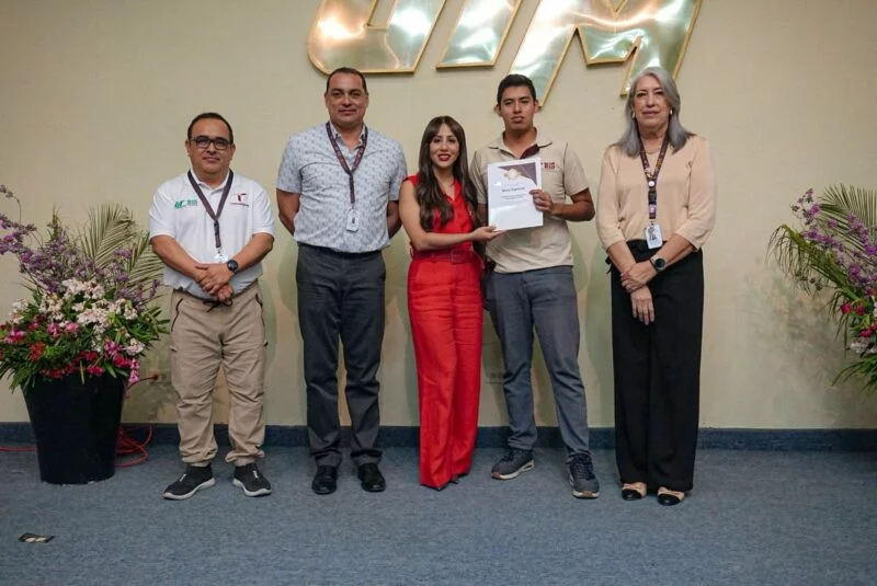 Respalda la UT Matamoros a estudiantes con becas para fortalecer permanencia escolar