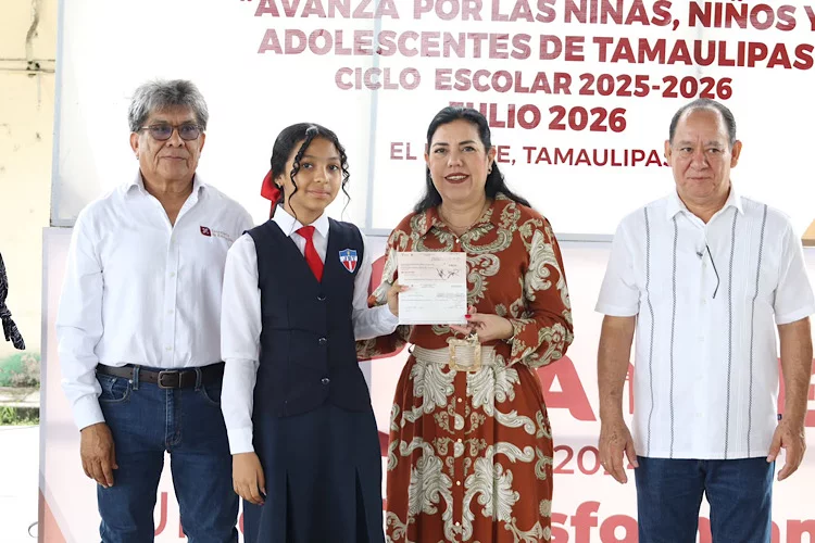 Entrega Patty Chío becas a estudiantes de El Mante