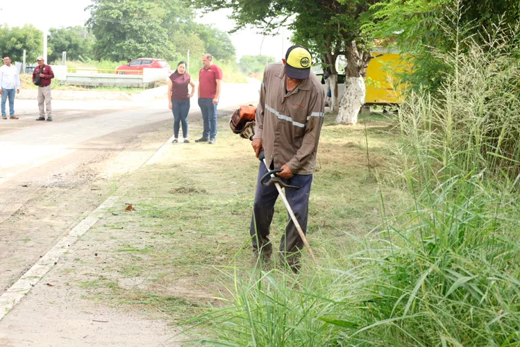 Supervisa Patty Chío labores de limpieza en entrada al Huastequillo