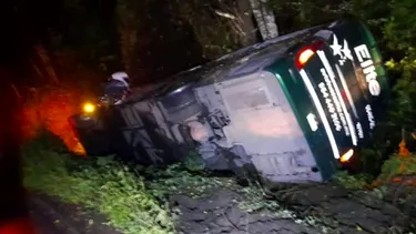 Vuelca autobús de pasajeros en Michoacán; reportan 10 personas l3si0nadas